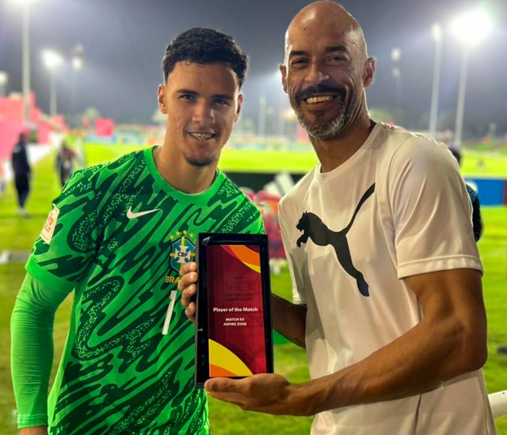 Herói do Brasil sub-17 treina com o ídolo Neymar e aguarda chance no Santos