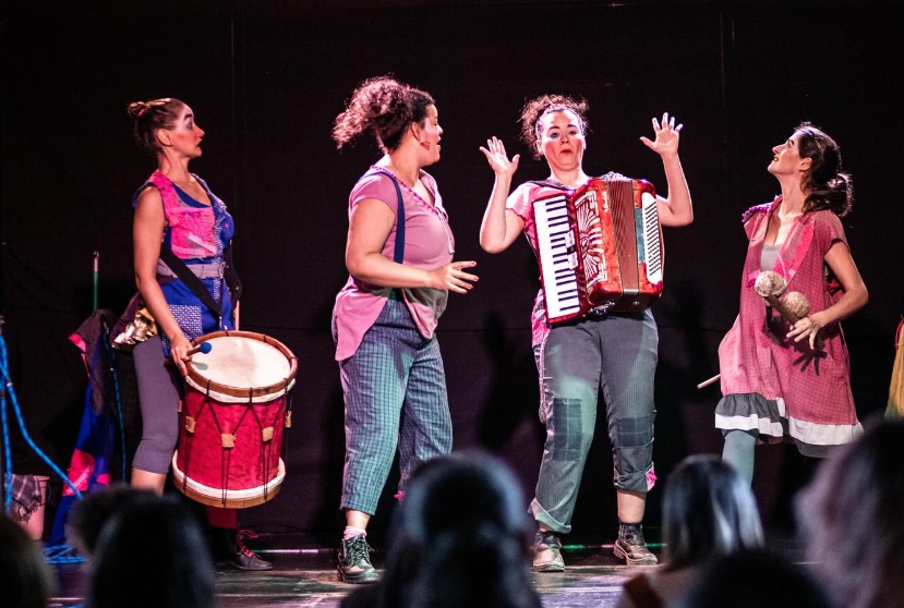 Programação gratuita da Cia. Madeirite Rosa anima Bertioga neste fim de semana