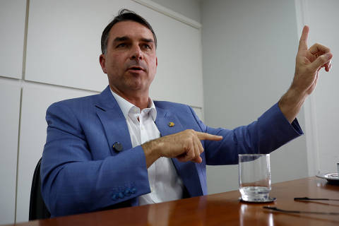 Flávio Bolsonaro começa pré-campanha com recuos, ceticismo e busca de 'vacinas' contra escândalos