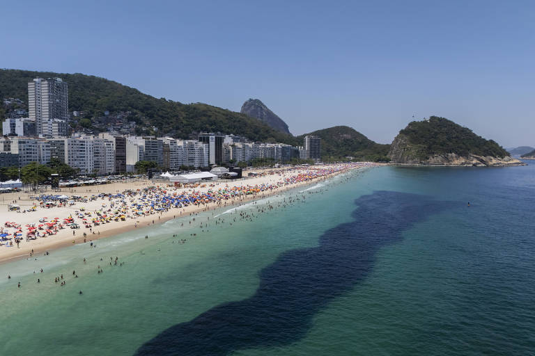 Cardume forma mancha escura na praia de Copacabana, no Rio