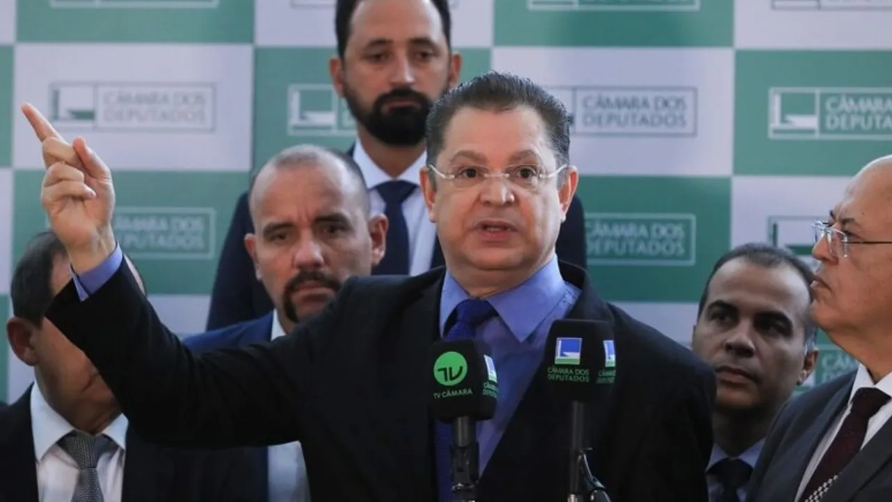 Sóstenes Cavalcante diz ser alvo de perseguição e que dinheiro vivo é de venda de imóvel