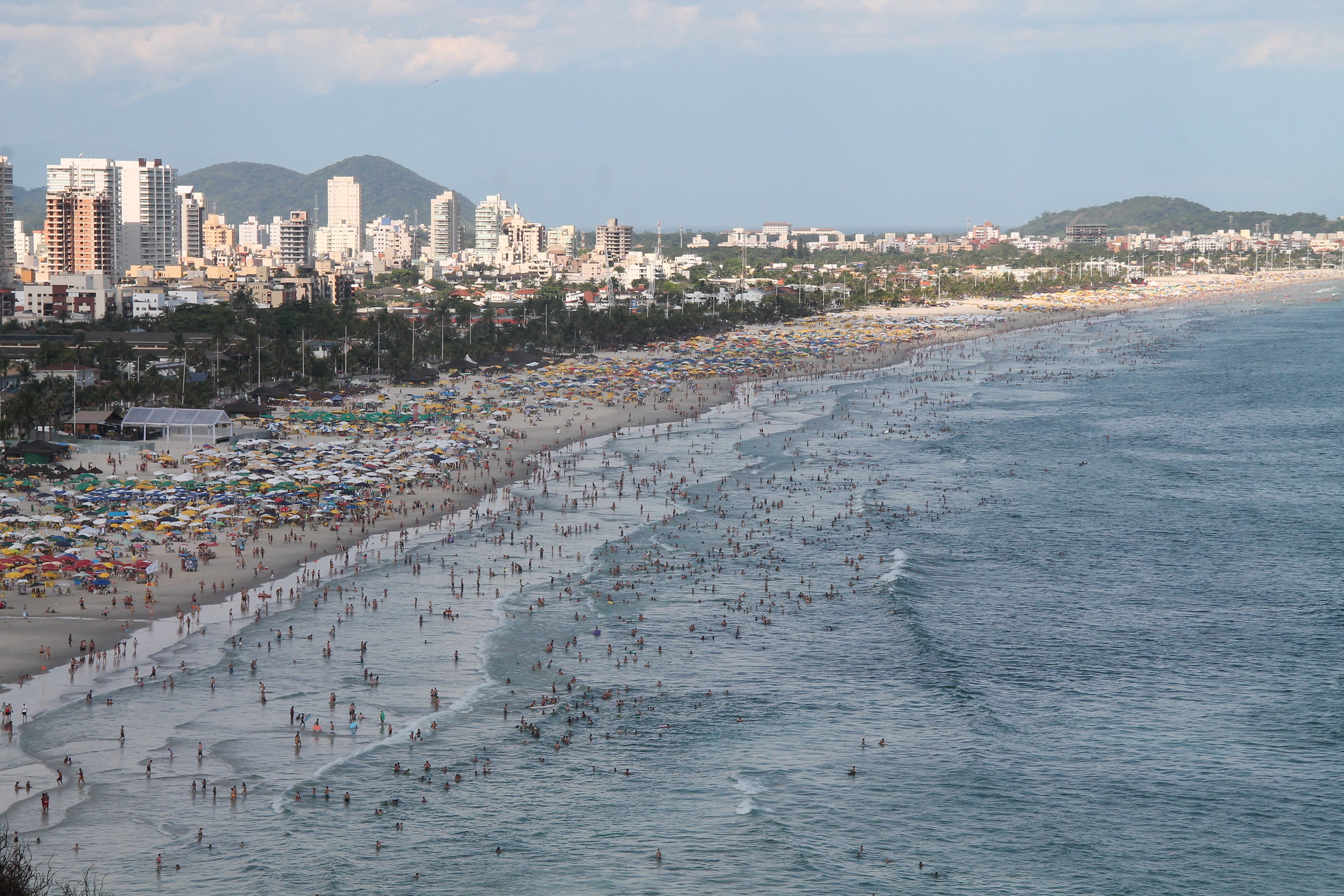 Guarujá cria taxa ambiental para entrada de veículos e vincula arrecadação a fundo de turismo sustentável