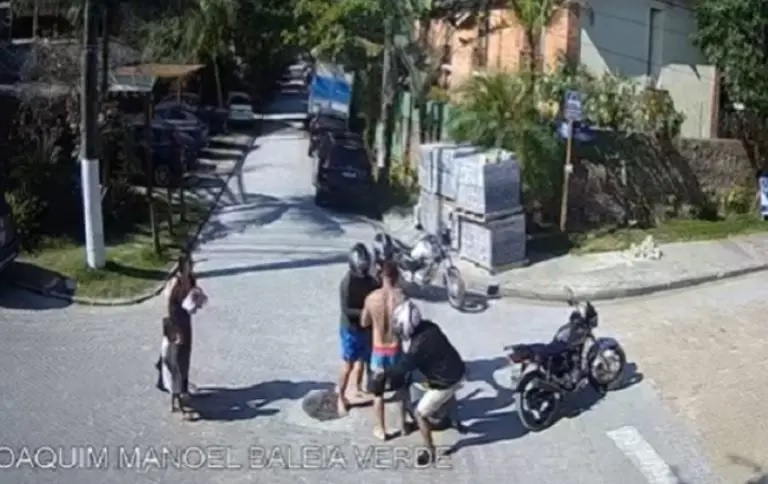 Assaltantes de Guarujá cercam turistas em praia de São Sebastião; VÍDEO