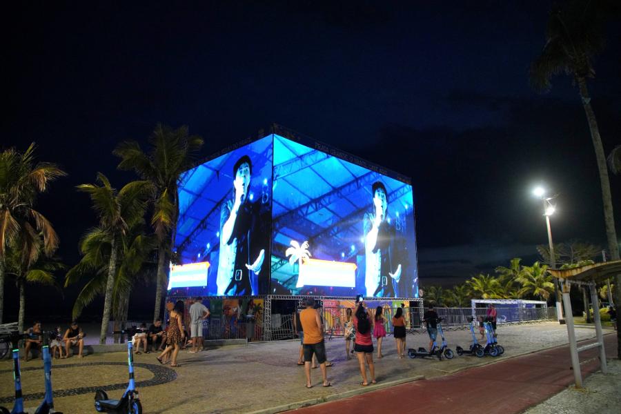 Cubos de LED começam a funcionar em Praia Grande com atrações diversas