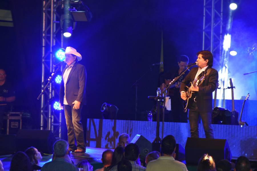 Chitãozinho e Xororó e Leonardo abrem Estação Verão Show neste sábado em Praia Grande