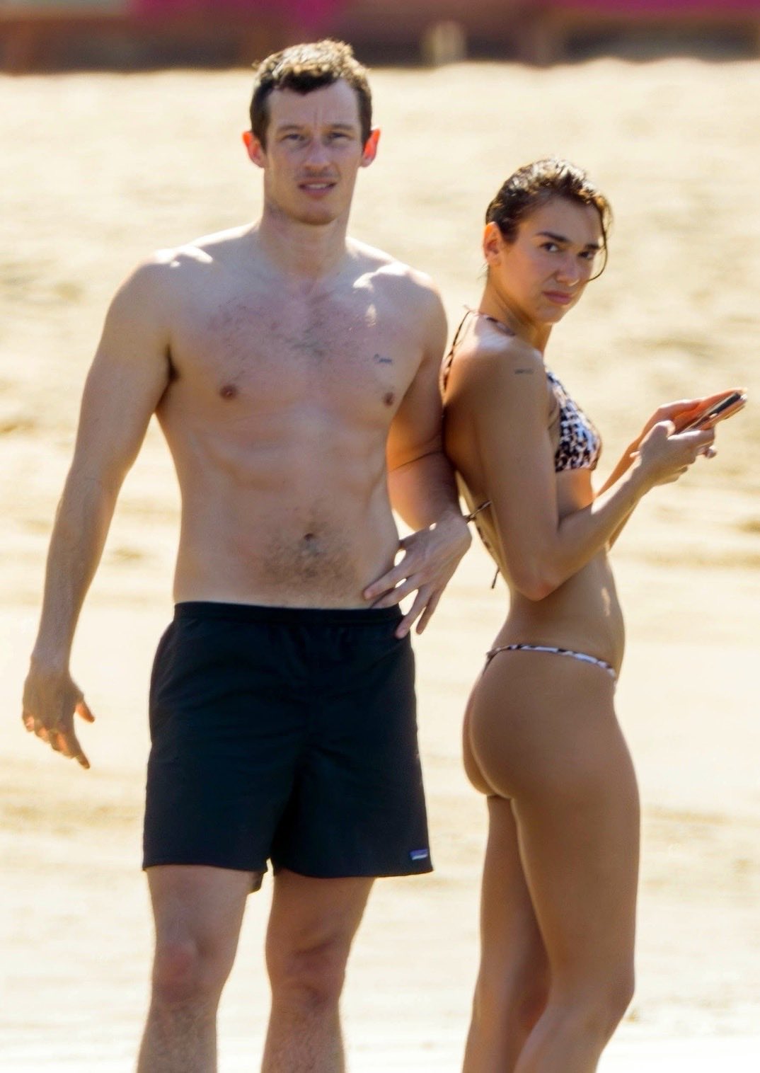 Dua Lipa publica fotos em praia do México ao lado do noivo Callum Turner