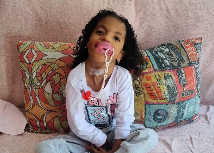 Moradora de São Vicente mobiliza vaquinha para comprar carrinho postural para filha