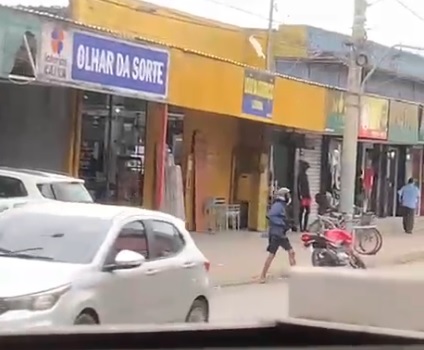 Quadrilha ameaça explodir lotérica, atira contra porta blindada e foge sem levar nada em São Vicente; VÍDEO