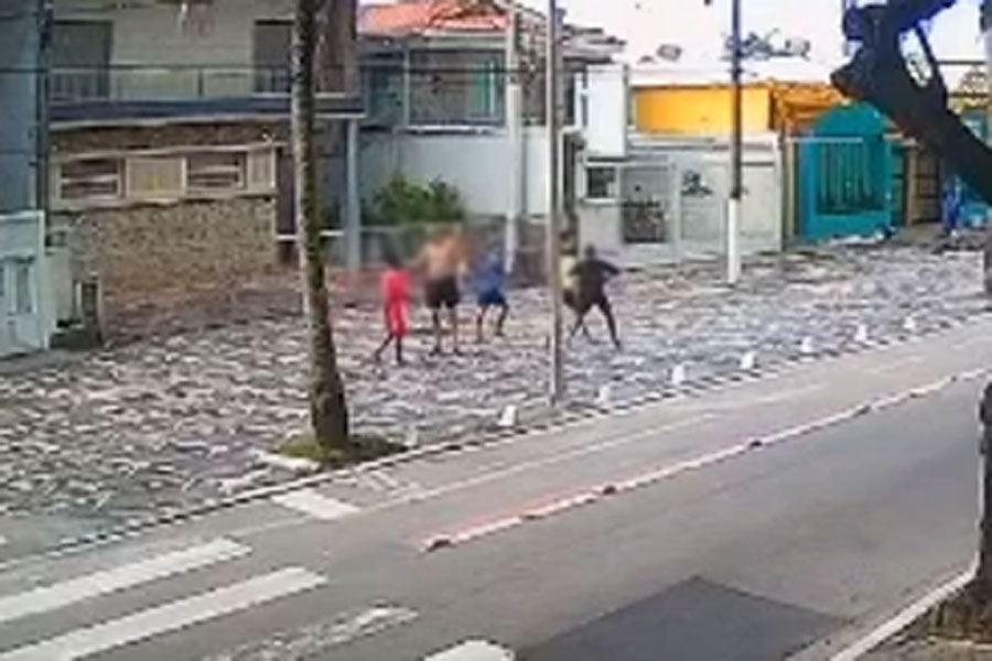 Casal é rendido e roubado por trio no calçadão da orla de Pitangueiras, em Guarujá; VÍDEO
