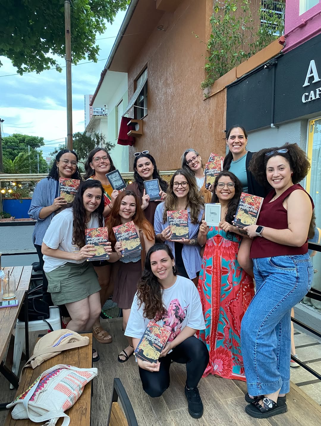 Conheça o clube do livro em Santos que reúne leitores em encontros e atividades
