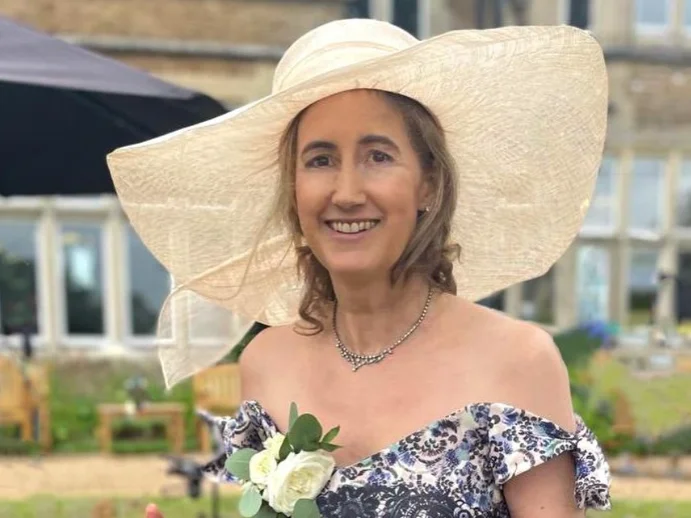 Morre Sophie Kinsella, autora de 'Os Delírios de Consumo de Becky Bloom', aos 55