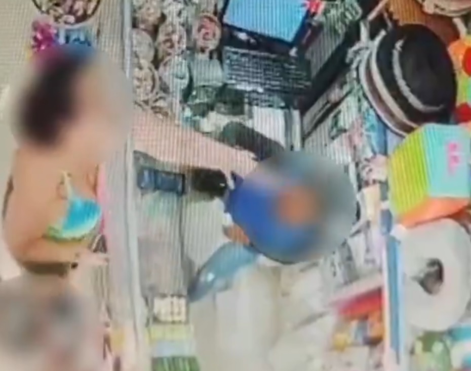 Caixa de 17 anos é agredida e ameaçada por cliente em loja de Mongaguá; VÍDEO