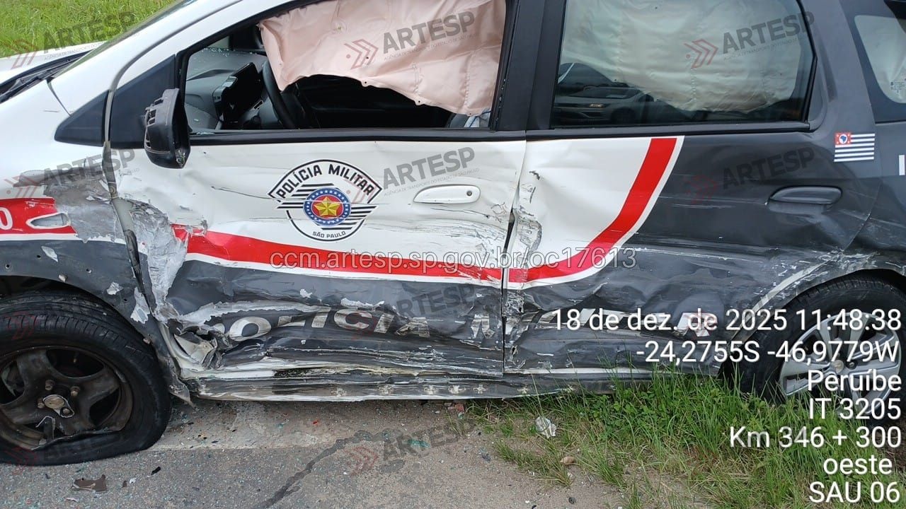 Viatura da Polícia Militar é atingida após manobras para evitar colisão na Padre Manoel da Nóbrega