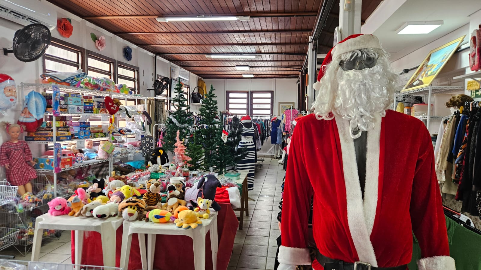 Sem data para acabar, Bazar de Natal da Gota de Leite oferece peças a partir de R$ 5