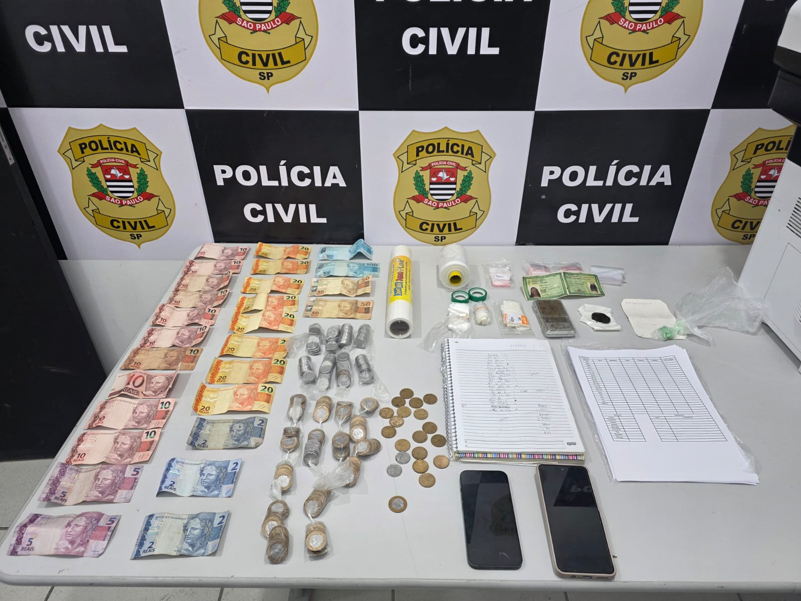 Adolescente é apreendida e mulher é presa por tráfico de drogas na Vila Sônia, em Praia Grande