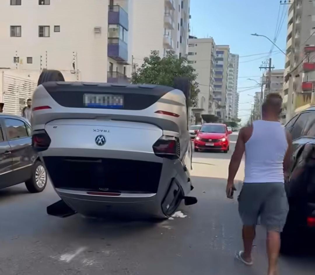 Motorista sem habilitação capota carro emprestado em Praia Grande