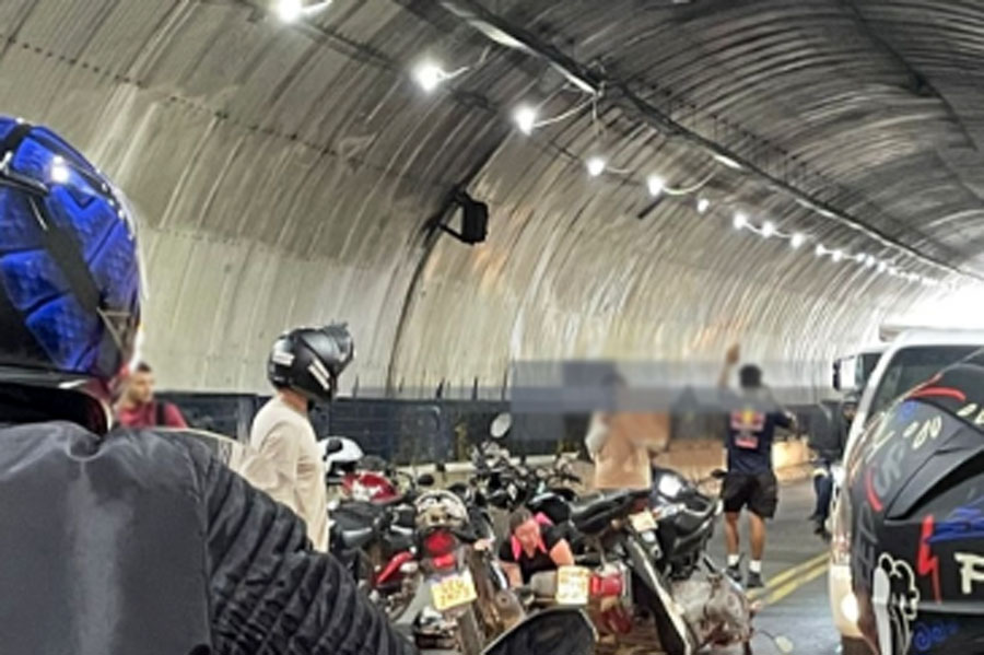 Acidente com diversos veículos no Túnel da Vila Zilda, em Guarujá, deixa um ferido