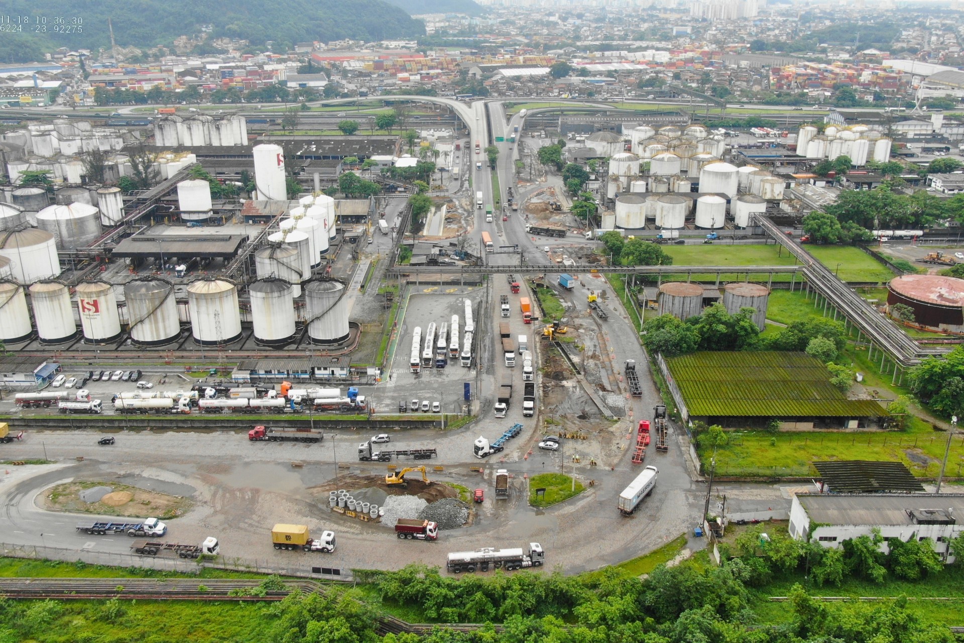 Obras de drenagem na Alemoa provocam desvios da perimetral de Santos