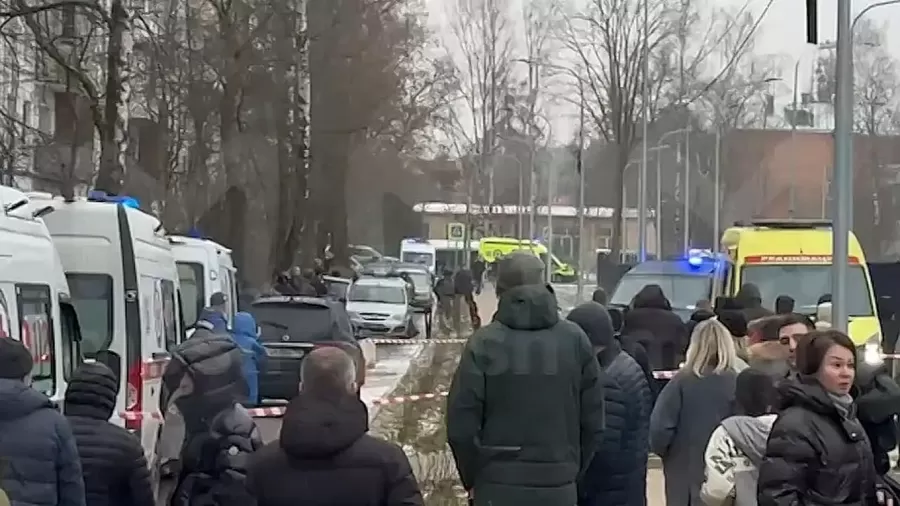 Adolescente invade escola, mata estudante e esfaqueia segurança na Rússia