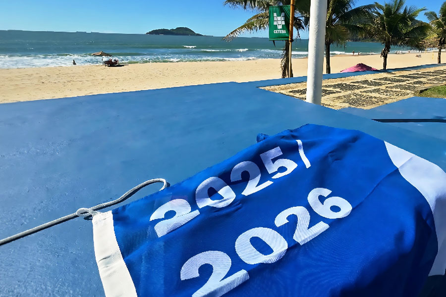 Guarujá celebra selo internacional com hasteamento da Bandeira Azul na Praia do Tombo