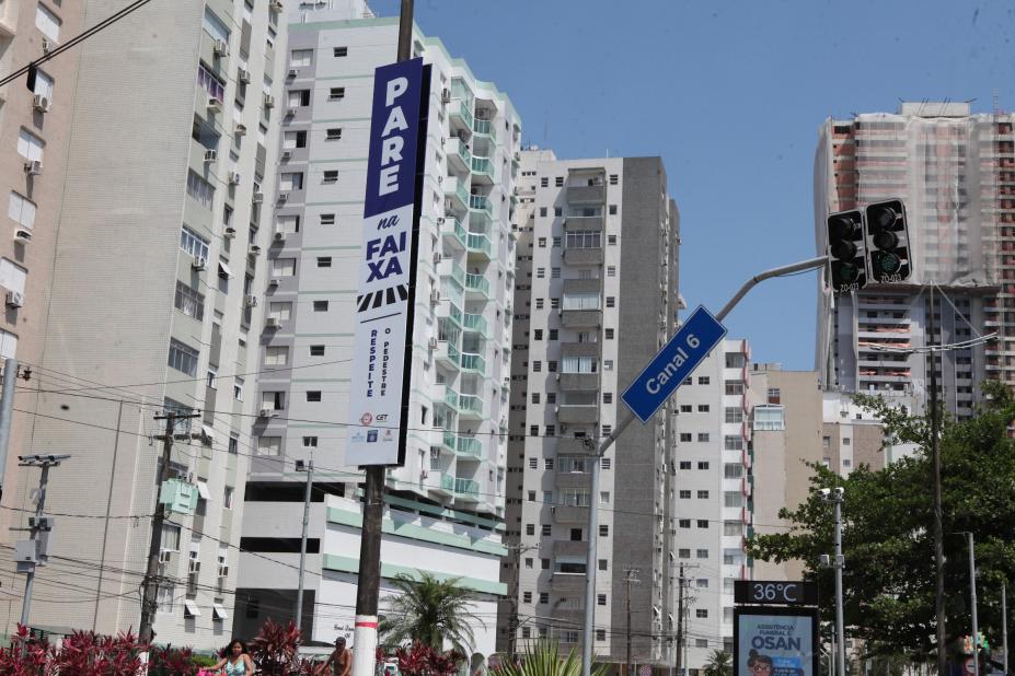 Campanha Faixa Viva ganha banners gigantes em seis pontos da orla de Santos