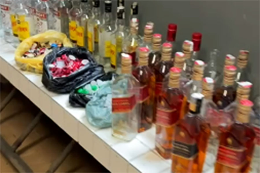 160 garrafas de bebidas alcoólicas adulteradas são apreendidas em fábrica clandestina em Santos