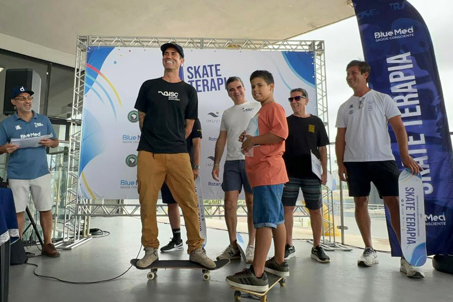 Bob Burnquist visita Santos e diz que o sucesso de Rayssa Leal gera onda de inspiração