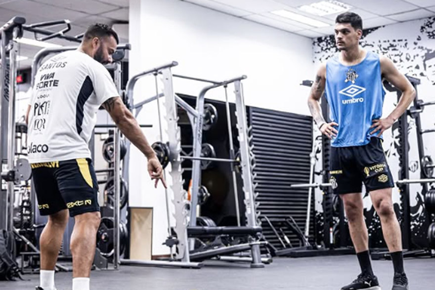 Gabriel Brazão 'puxa fila' e se reapresenta para pré-temporada no CT Rei Pelé