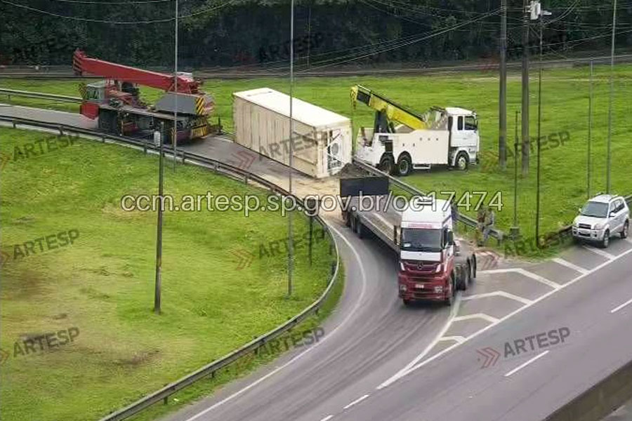 Caminhão tomba em alça de retorno na Cônego Domênico Rangoni