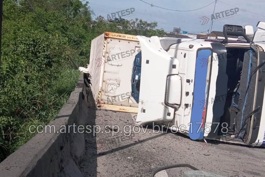 Caminhão com 24 toneladas de bacalhau tomba e bloqueia acesso a viaduto em Guarujá; VÍDEO