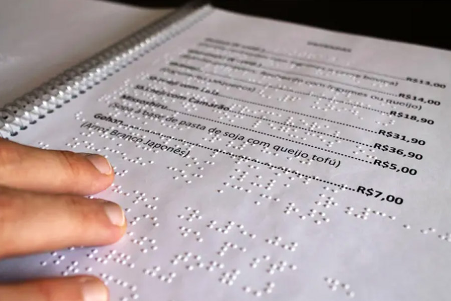 Câmara de Santos aprova lei que obriga restaurantes a terem cardápios físicos e em braile