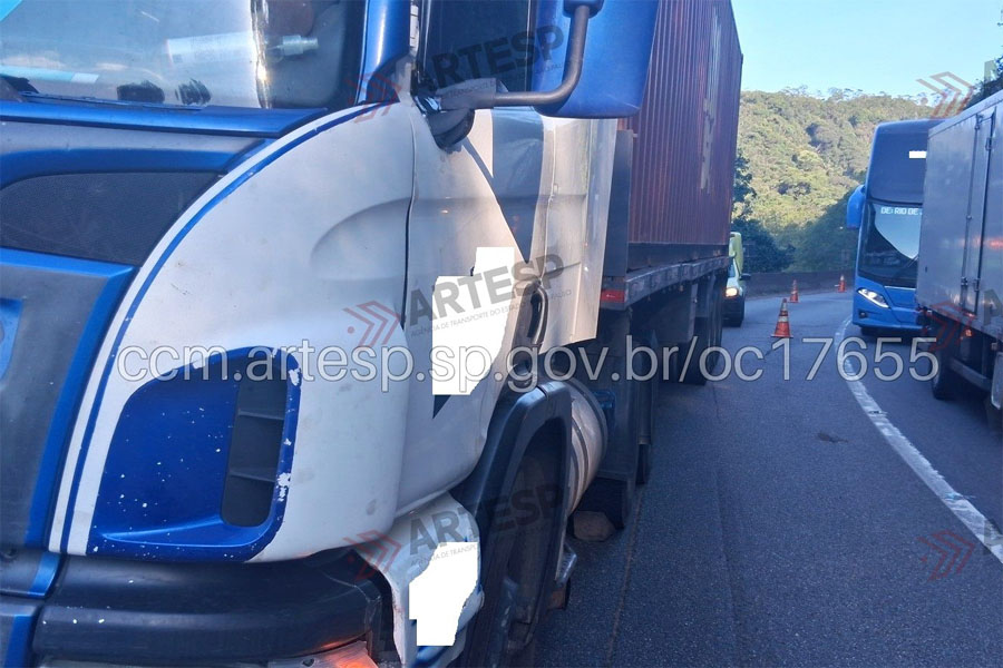 Carreta sofre pane no freio e bate em mureta na Rodovia Anchieta