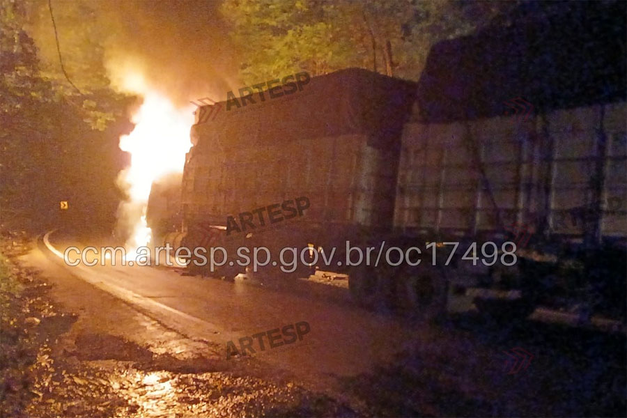 Carreta com carga de algodão pega fogo após se envolver em acidente na Rodovia Anchieta