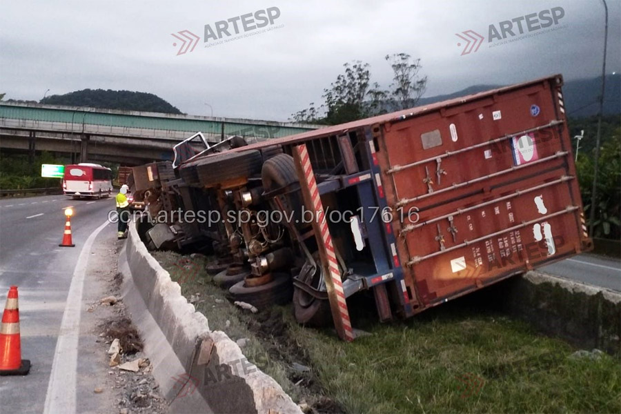 Carreta bate em mureta e tomba na Rodovia Cônego Domênico Rangoni