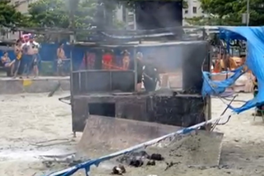 Carrinho de milho fica destruído após pegar fogo na Praia do Embaré, em Santos; VÍDEO