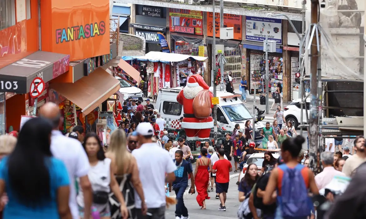 Decreto de Lula fixa salário mínimo em R$ 1.621 em 2026