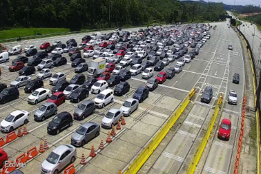 Mais de 160 mil veículos já desceram a serra para o Réveillon; rodovias registram congestionamentos