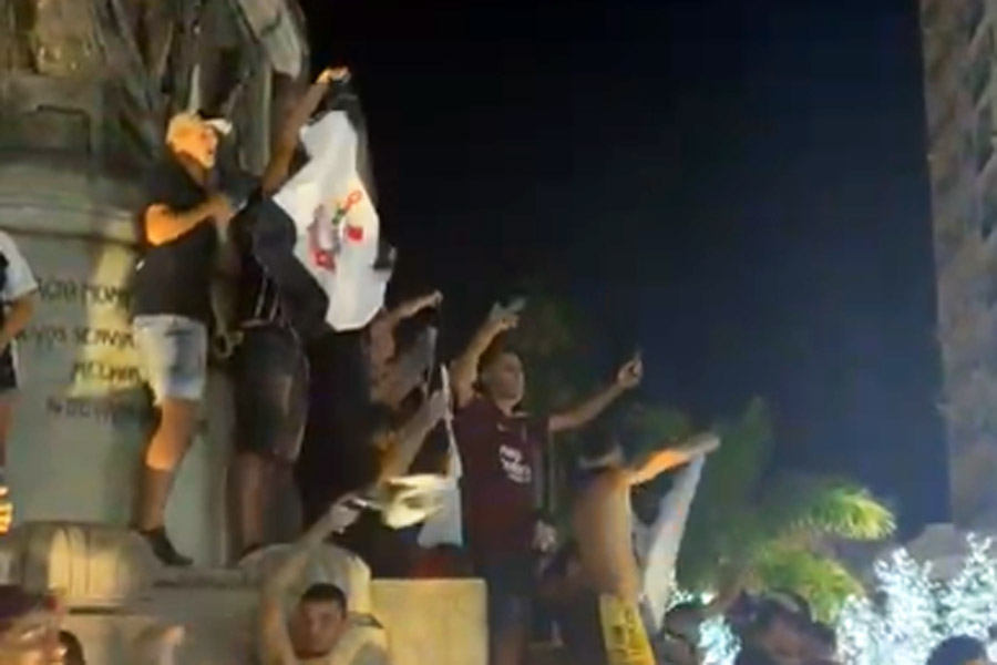 Corintianos lotam Praça da Independência e comemoram título da Copa do Brasil; VÍDEO