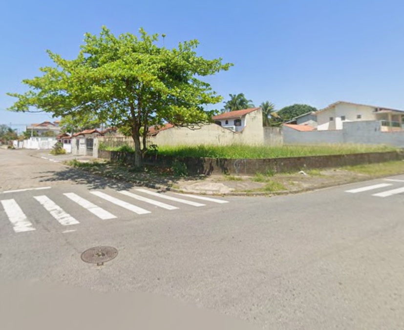 Idosa fica ferida após colisão entre carro e moto em cruzamento de Peruíbe