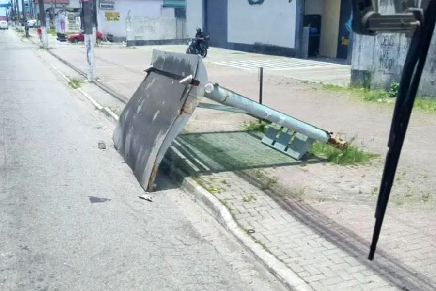 Cobertura de ponto de ônibus desaba em Praia Grande; ninguém se feriu