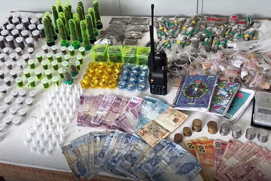 PM apreende maconha e cocaína durante operação na Comunidade do Pantanal, em Santos