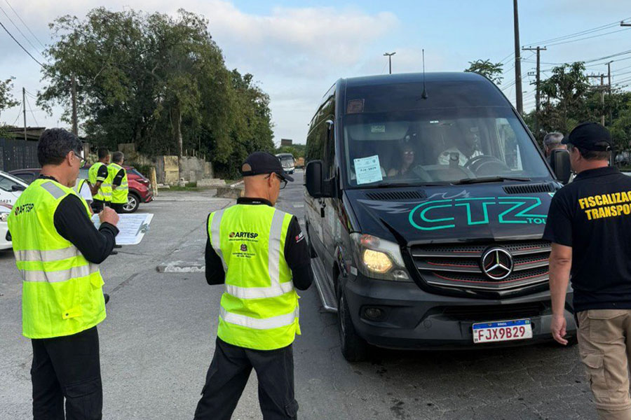 Seis ônibus são apreendidos durante fiscalização em Guarujá; mais de 60 multas foram aplicadas