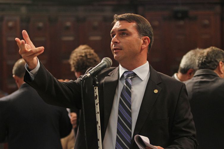 Centrão ameaça isolar candidatura de Flávio Bolsonaro e rejeita pressão por anistia