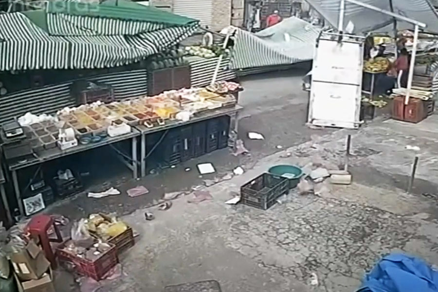 Rajadas de vento destroem barracas de feira em Praia Grande; VÍDEO