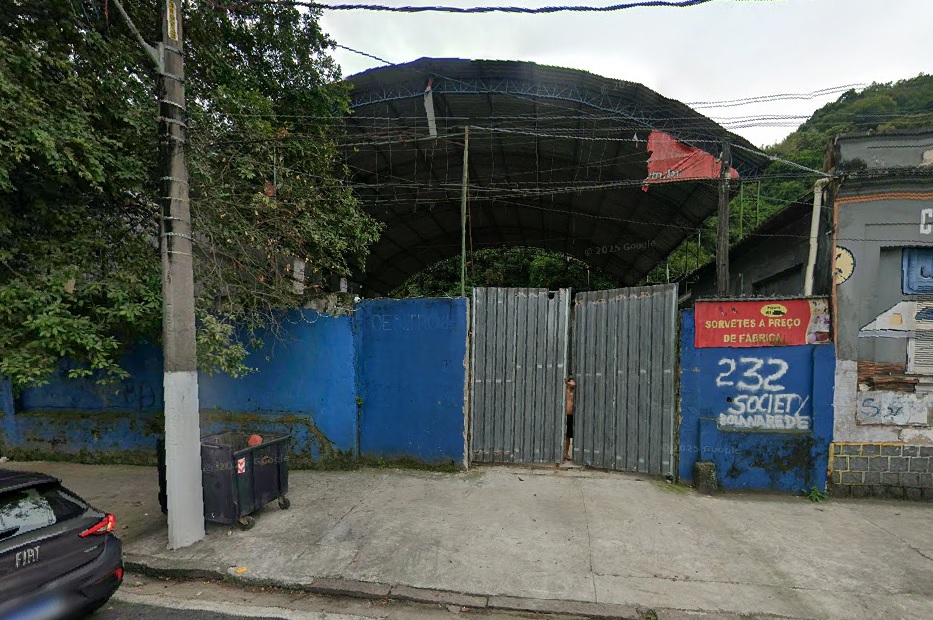 Polícia prende trio e apreende mais de 350 caixas de bebidas adulteradas em galpão de Santos