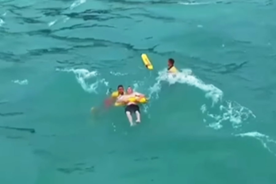 Banhista é salvo por guarda-vidas após ser arrastado por correnteza em praia de Guarujá; VÍDEO