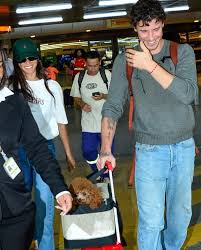 Bruna Marquezine e Shawn Mendes chegam juntos a Maceió