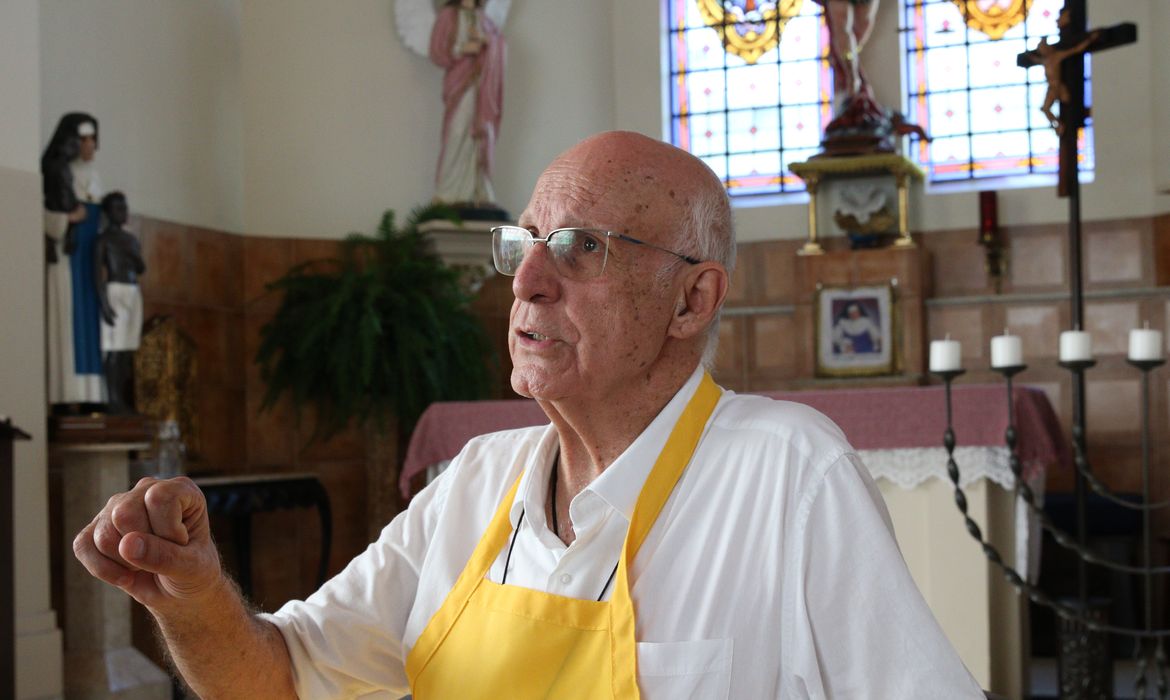 Proibido de usar redes, padre Júlio diz que recebeu ordem com 'espírito de obediência' e que missas online farão falta