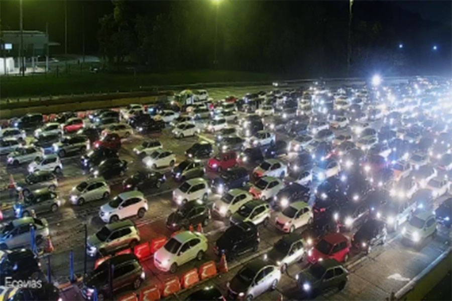 Mais de 215 mil veículos já desceram a serra em direção à Baixada Santista para o Réveillon