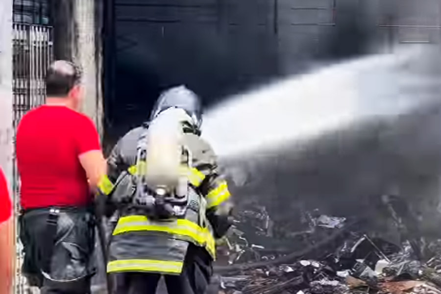 Incêndio atinge galpão de aparelhos eletrônicos em Praia Grande; VÍDEO